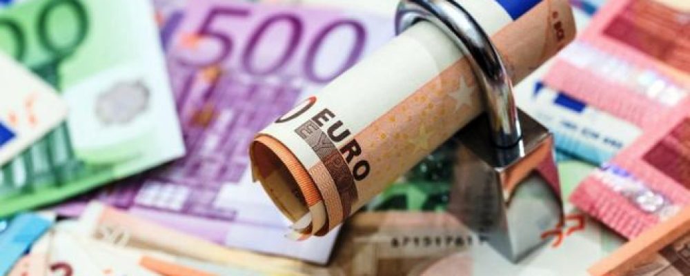 Εφορία: Κατασχέσεις τραπεζικών λογαριασμών για χρέη άνω των 500 ευρώ – Τι είναι ακατάσχετο