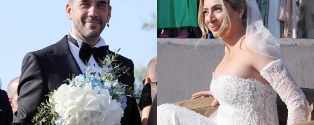 Μουζουράκης – Κόζαρη: Η άφιξη της νύφης στην εκκλησία, το τρυφερό φιλί και οι έξι κουμπάροι