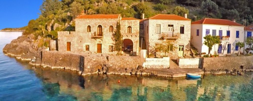 Τρεις παραλίες, 4 ταβέρνες: Το «αθέατο» χωριό της Πελοποννήσου που αγνοούν οι τουρίστες είναι το πιο καθαρό στην Ελλάδα (βίντεο)