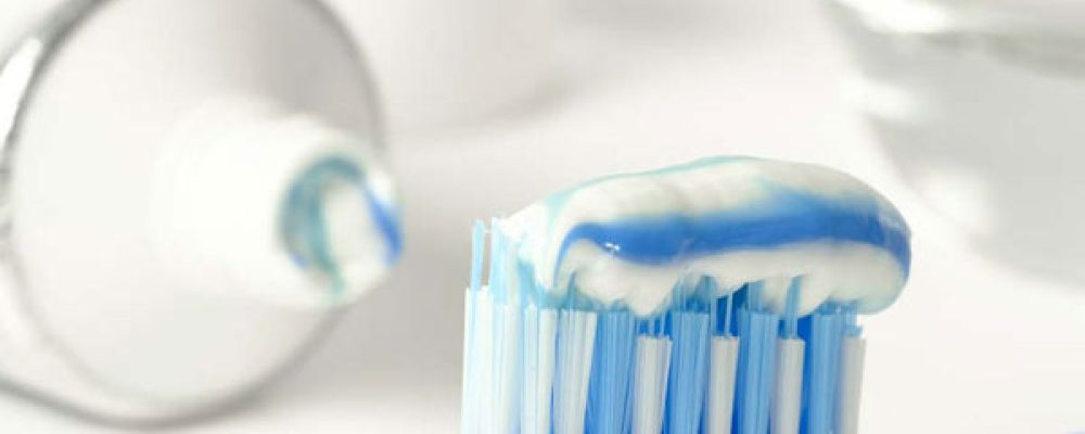 Ο αηδιαστικός κίνδυνος με την οδοντόβουρτσα στο μπάνιο