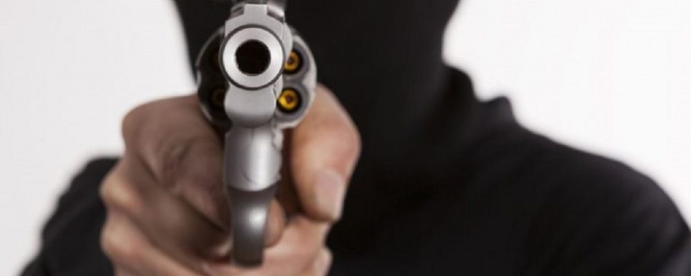 Κορινθία : Με απειλή όπλου λήστεψαν γυναίκα