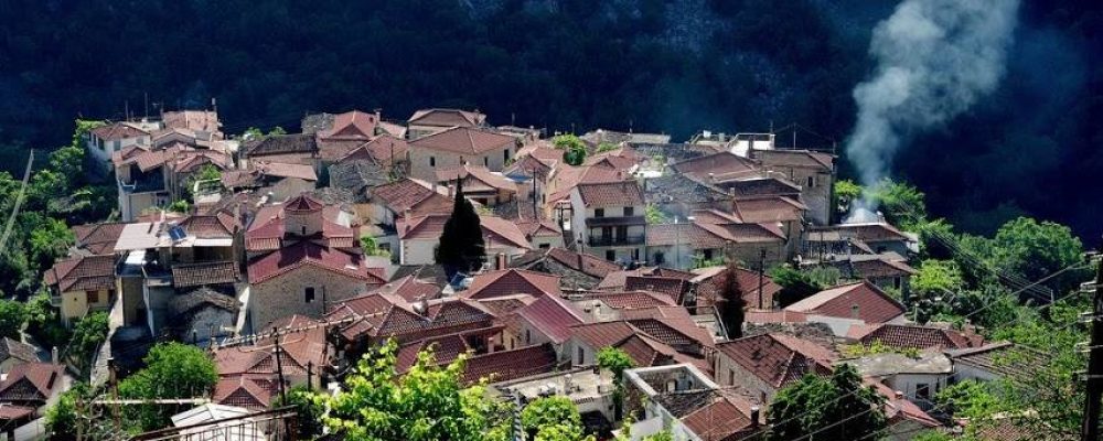 Δείτε το ορεινό χωριό της Πελοποννήσου που έχει τη μορφή νησιού με σοκάκια… όπου δεν χωρούν τα αμάξια! [εικόνες]