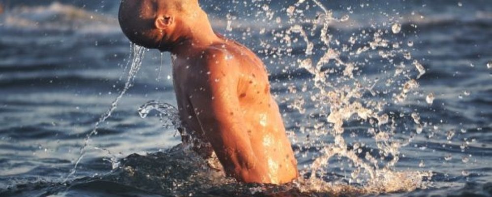 Θαλασσινό νερό: Δε φαντάζεστε πόσες ασθένειες ή παθήσεις θεραπεύει η κολύμβηση