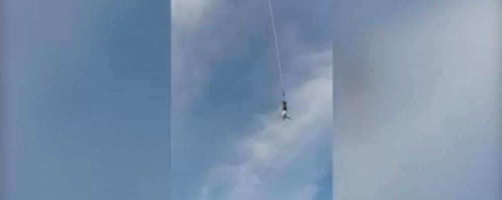 Σοκαριστικό βίντεο! Άνδρας κάνει bungee jumping και σπάει το σκοινί