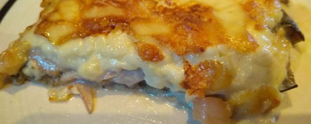 Σουφλέ μελιτζάνας, με μπέικον, τυρί και ελαφριά μπεσαμέλ