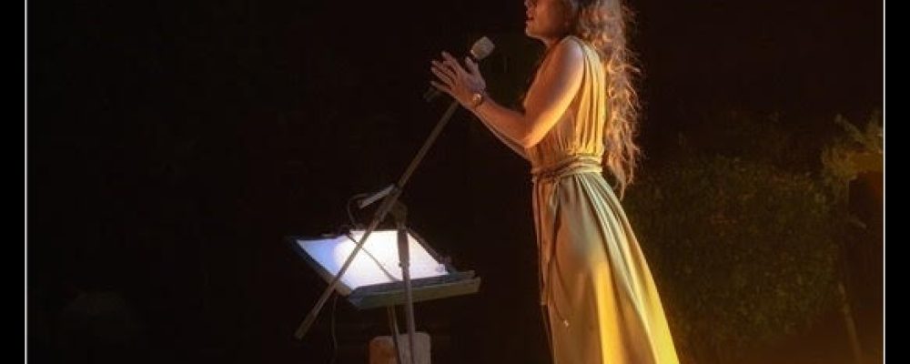 Βραδιά μέθεξης χάρισε η Μπέττυ Χαρλαύτη στην Αρχαία Σικυώνα με τραγούδια Μίκη Θεοδωράκη