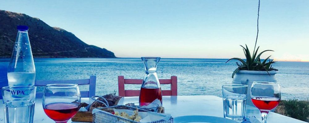 Δείτε  τα καλύτερα   στέκια στην Κορινθία  που αγναντεύεις   θάλασσα,  με καλό φαγητό και …