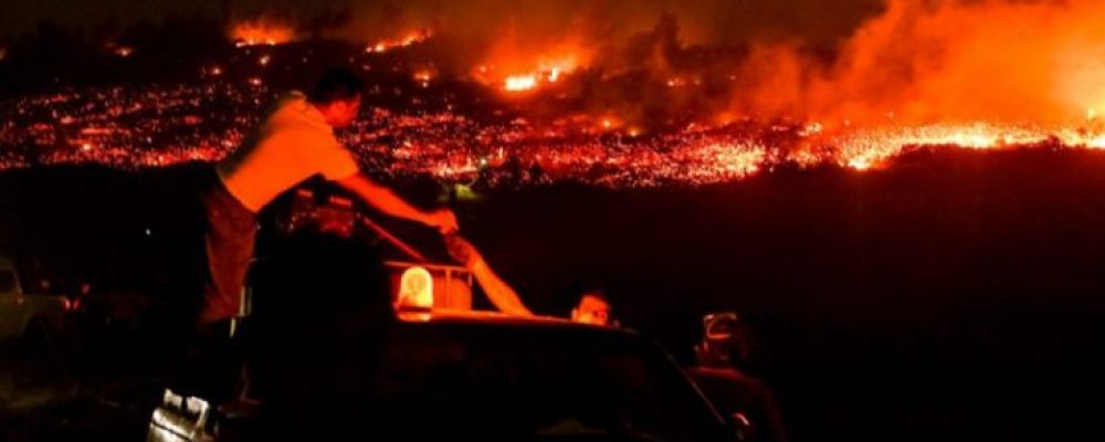 Πύρινος εφιάλτης στην Αττική: Ανεξέλεγκτη η φωτιά στην Πεντέλη – Καίγονται σπίτια