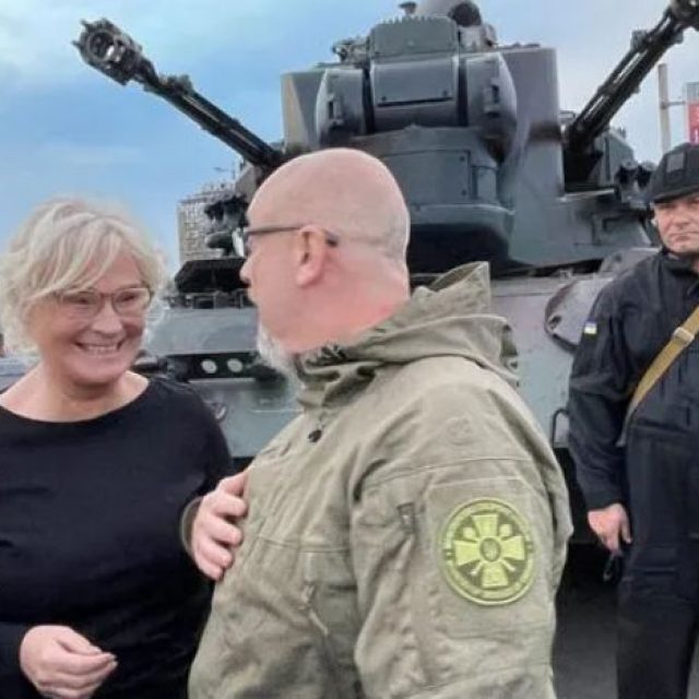 Η Γερμανίδα υπουργός Αμυνας ανακοίνωσε την άμεση αποστολή ελληνικών τεθωρακισμένων στο Κίεβο!