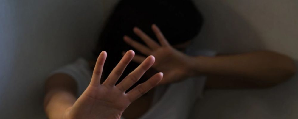 Κόρινθος: Βάναυση κακοποίηση νέας γυναίκας δείχνει η ιατροδικαστική έκθεση – Απειλούν να της πάρουν τα παιδιά
