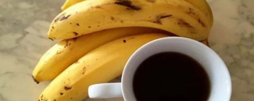 Πριν πας για ύπνο, πιες βραστό νερό με λιωμένες μπανάνες! Ο λόγος πραγματικά θα σε εκπλήξει καθώς και αυτό που θα σου συμβεί μετά!