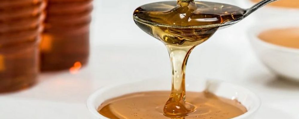 Πώς θα ξεχωρίσετε το γνήσιο από το νοθευόμενο μέλι με έναν απλό τρόπο (video)