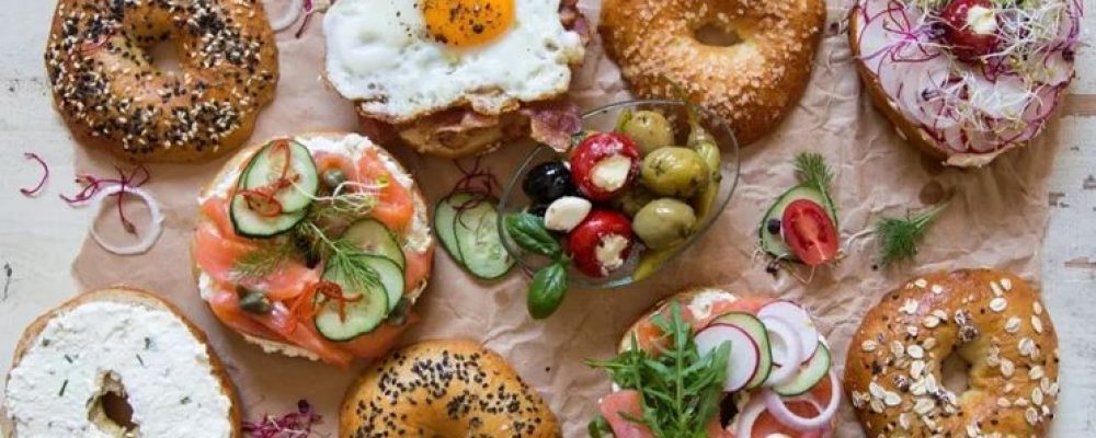 10 ιδέες για πρωινό τοστ με αυγό ή φρούτα για σωστή διατροφή από το πρωί