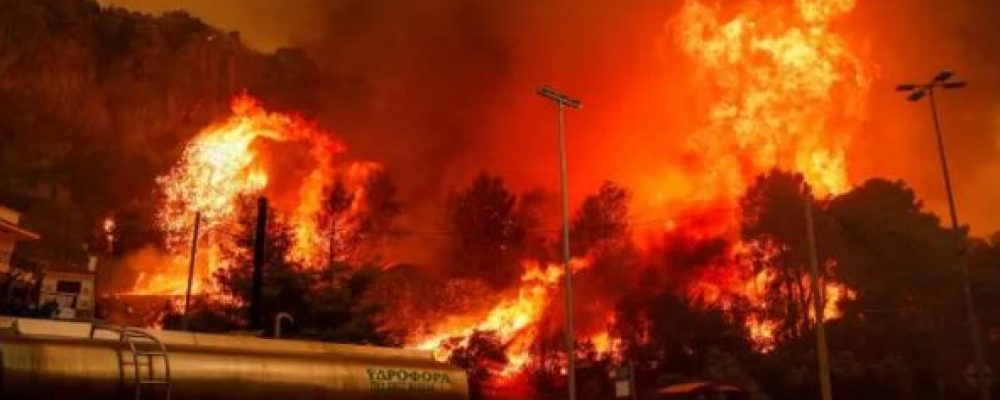 Η χώρα φλέγεται! 99 πυρκαγιές σε εξέλιξη, ασύλληπτη καταστροφή – Η φωτιά μπήκε στον Εθνικό Δρυμό της Πάρνηθας