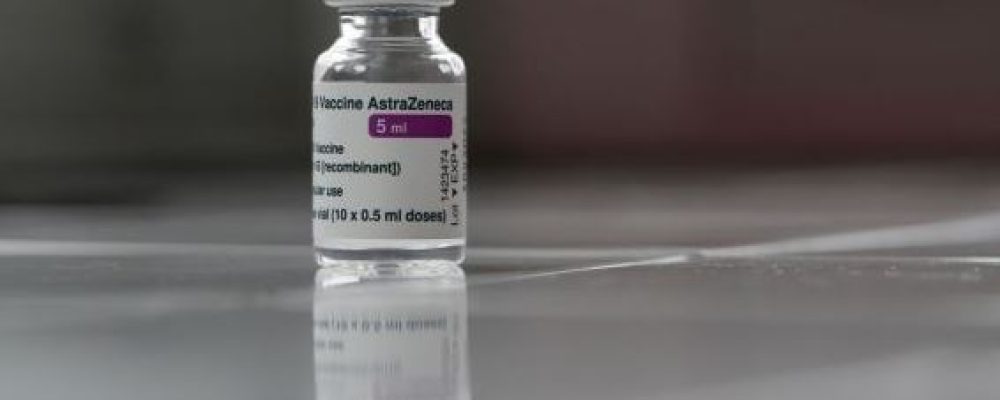 AstraZeneca : Οι οδηγίες της εταιρείας για τα επεισόδια θρομβώσεων – Τι πρέπει να γνωρίζουν όσοι εμβολιαστούν