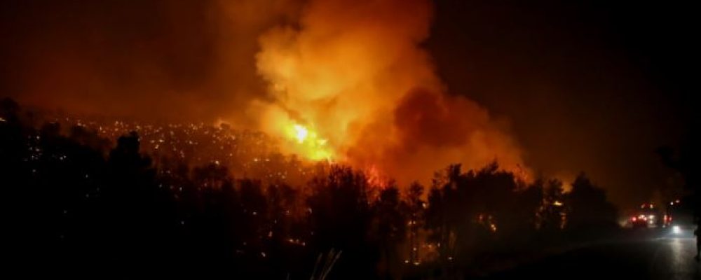 Μεγάλη φωτιά στο Σοφικό Κορινθίας: Εκκενώνονται προληπτικά τρεις οικισμοί -Πνέουν ισχυροί άνεμοι