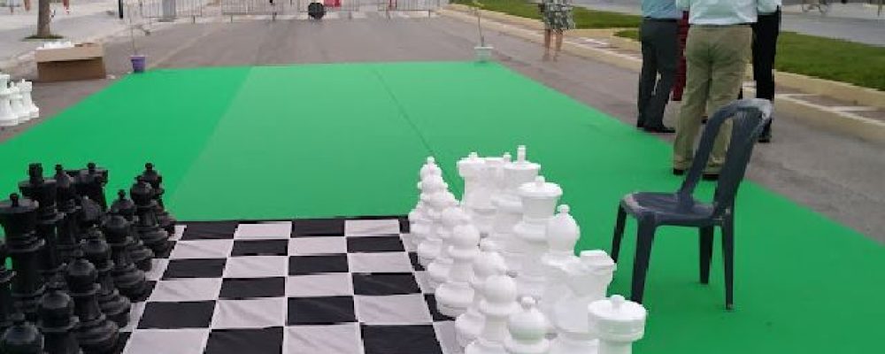 Τι άλλο θα δούνε τα μάτια μας… έκλεισαν το κέντρο της Κορίνθου για να παίξουν σκάκι στην άσφαλτο
