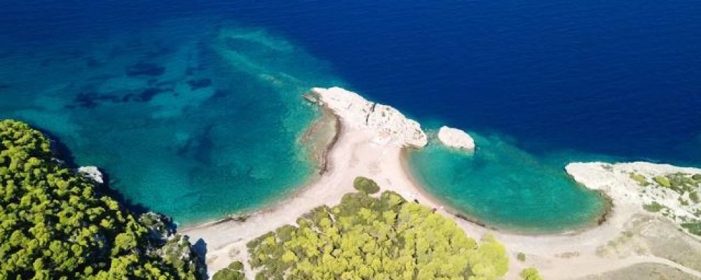 Η διπλή παραλία της Κορινθίας , ιδανική επιλογή για τις βουτιές του φθινοπώρου
