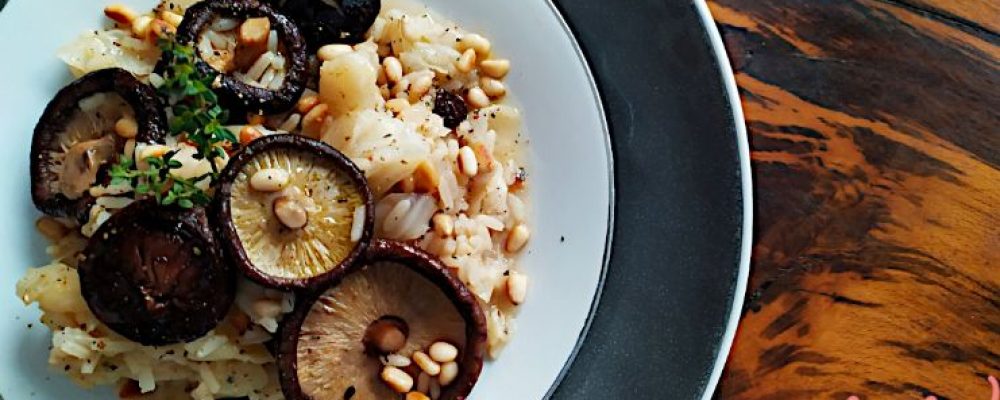 Λαχανόρυζο γκουρμέ με  μανιτάρια κουκουνάρι και σταφίδες – Απλά υπέροχο!