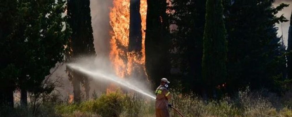 Συλλήψεις και πρόστιμα για 2 πυρκαγιές στην Κορινθία