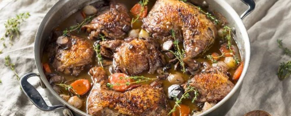 Το πιάτο της ημέρας: Coq au Vin ή κόκορας κρασάτος για γκουρμέ βραδιές στο σπίτι