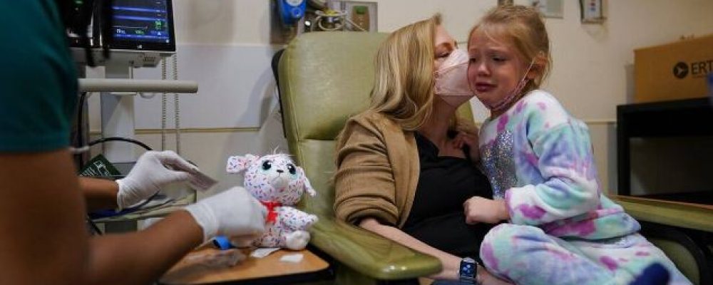 Αγωνία στους γονείς για τη μυστηριώδη ηπατίτιδα σε παιδιά: Τα έξι συμπτώματα που πρέπει να προσέχουν