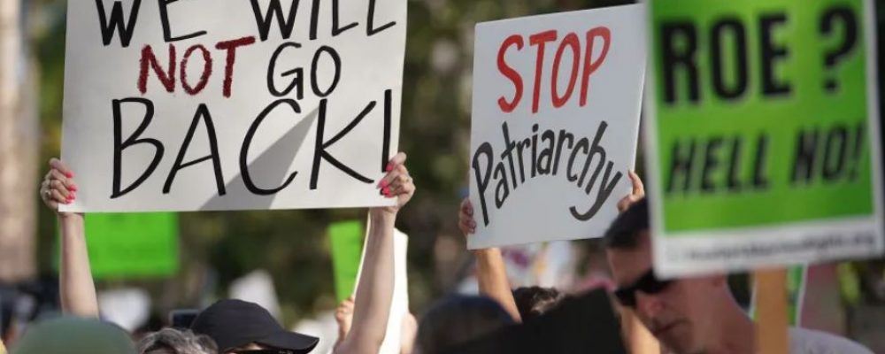 Απαγόρευση των αμβλώσεων:  ή πώς ξηλώνεται το πουλόβερ των ανθρώπινων δικαιωμάτων