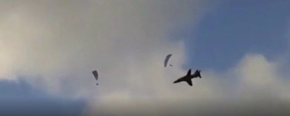 Πτήση θρίλερ πάνω από την Κορινθία: Μαχητικά αεροσκάφη ήρθαν σε απόσταση αναπνοής με ανεμόπτερα