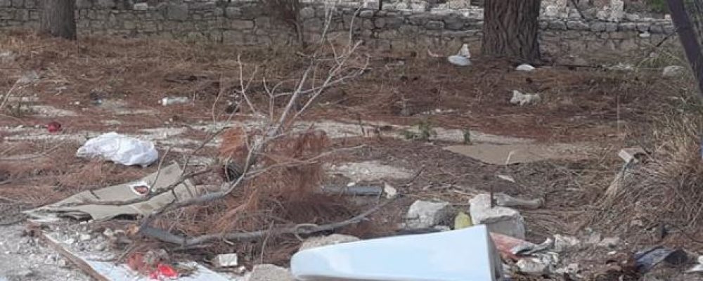 Αρχαία Κόρινθος-Σκουπίδια στον αρχαιολογικό χώρο…ο μπιντές στη φωτο μάλλον είναι της “ωραίας Ελένης”