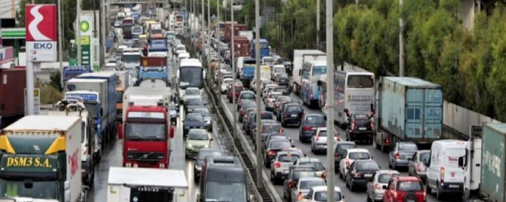 Κίνηση: Κλειστά και τα δύο ρεύματα στην Αθηνών – Κορίνθου μετά από φωτιά σε αυτοκίνητο